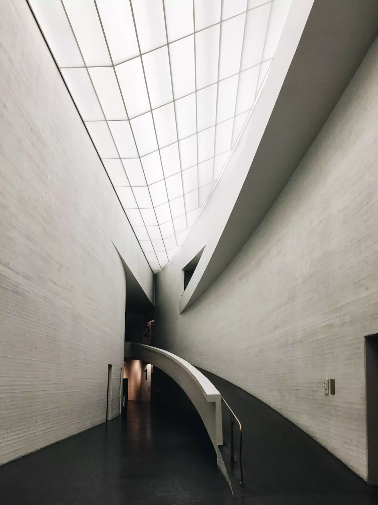 沿着芬兰赫尔辛基基阿斯玛博物馆(Kiasma Museu)弧形墙壁的斜坡